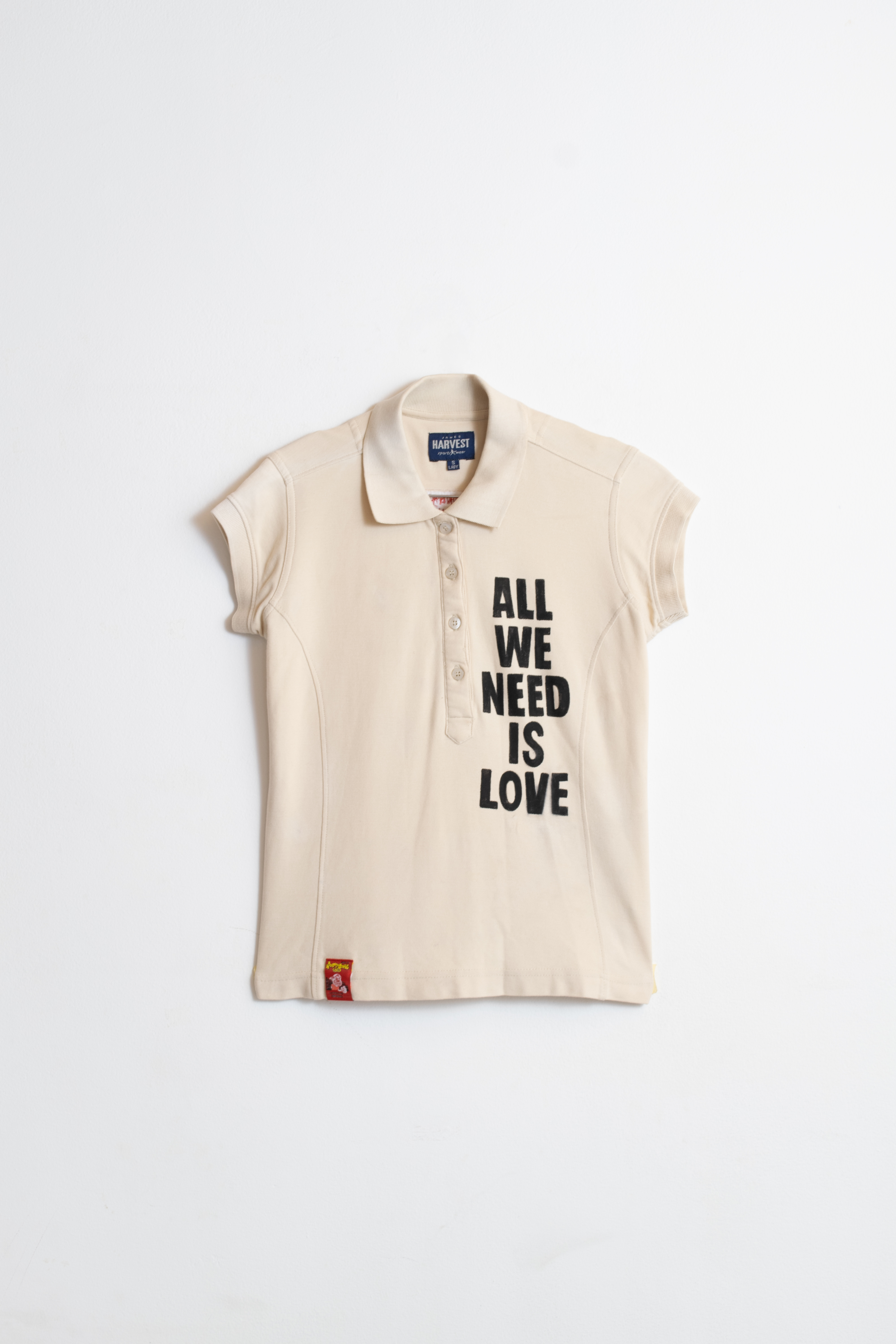 CAMISETA ALL WE NEED IS LOVE